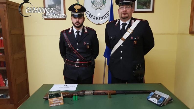 Fanno un controllo di routine e scoprono armi e munizioniPadre e figlio arrestati nel Vibonese dai carabinieri
