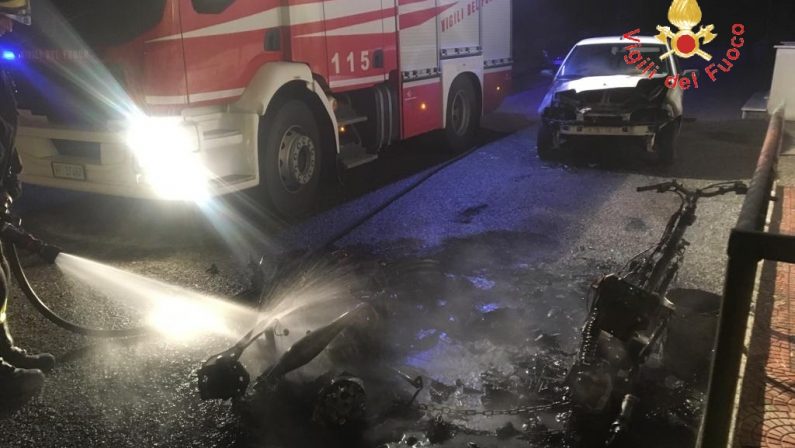 Incendio nella notte distrugge un'auto e due scooterI Vigili del fuoco mettono in sicurezza l'area, si indaga