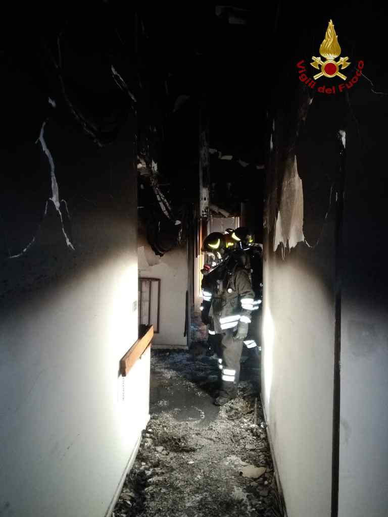 FOTO - Incendio in una casa di riposo a Reggio CalabriaStruttura distrutta e dodici anziani intossicati