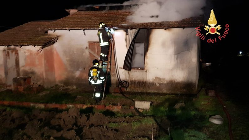 Incendio doloso distrugge casolare nel Catanzarese  Danni ingenti alla struttura, avviate le indagini