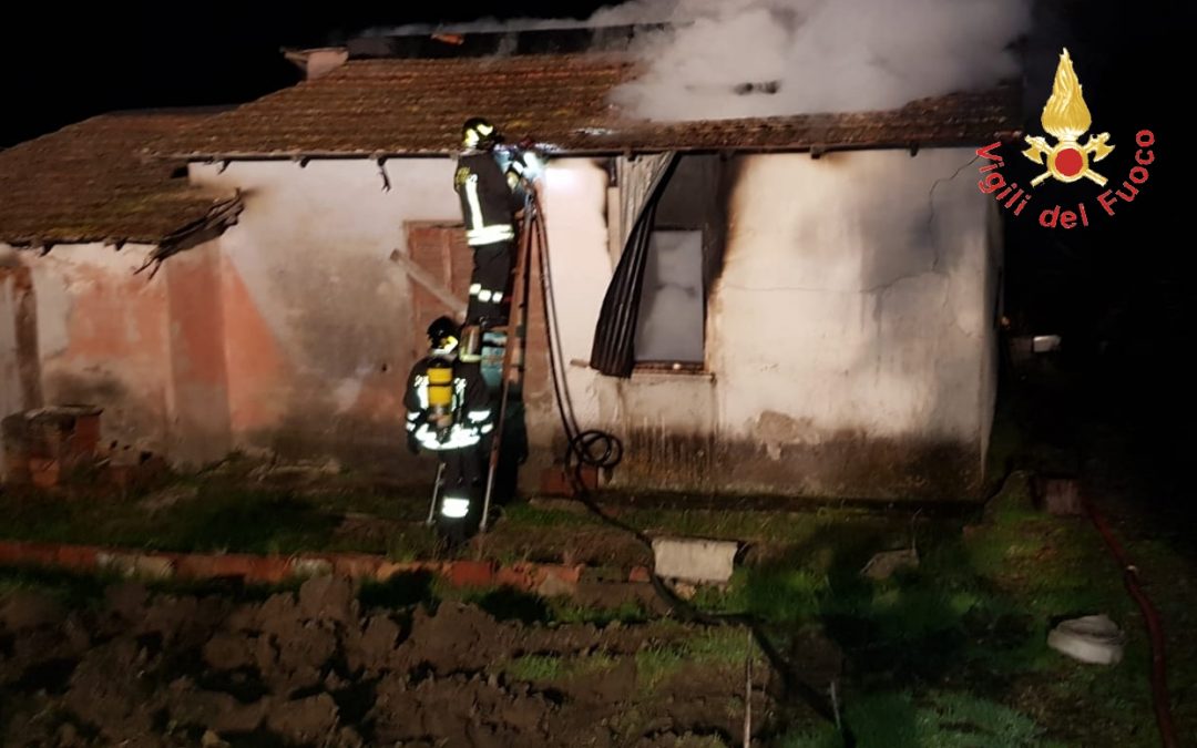 VIDEO – Incendio doloso distrugge casolare nel Catanzarese: le immagini