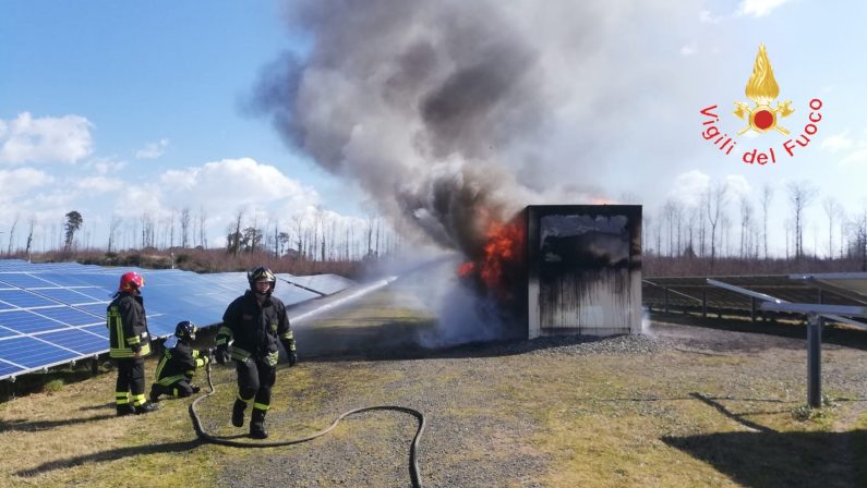 Incendio distrugge cabina fotovoltaico nel CatanzareseDanni ingenti alla struttura, avviate le indagini