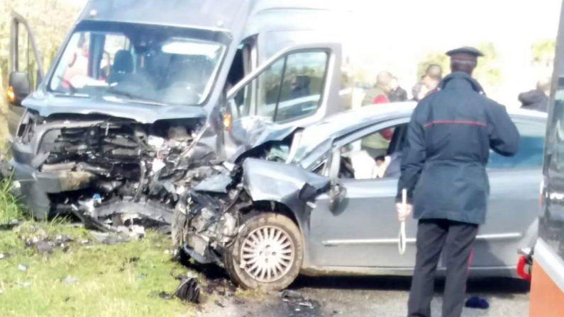 Scontro tra auto e furgone che trasportava comitiva Morto un uomo di 42 anni, diversi feriti nel Vibonese