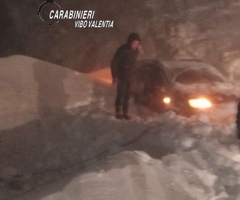 Padre e figlio rimasti bloccati nella neve