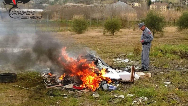 Bruciava rifiuti speciali nella sede della sua aziendaScoperto e denunciato un imprenditore di Rende