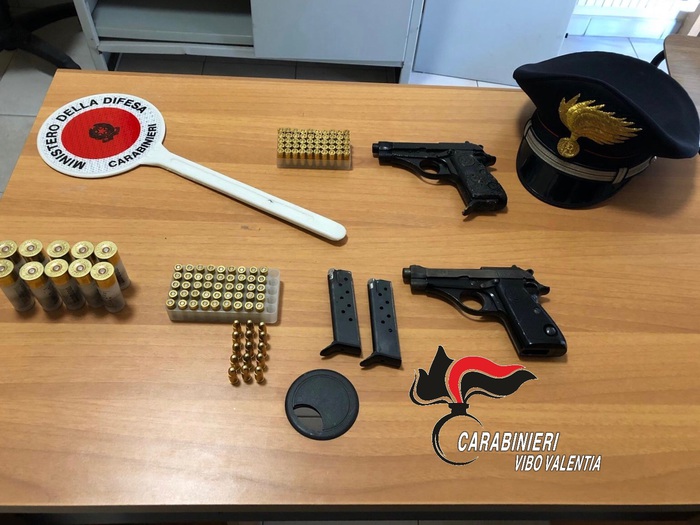 Armi e munizioni nascoste nel giardino di casaNel Vibonese arrestati dai carabinieri padre e figlio