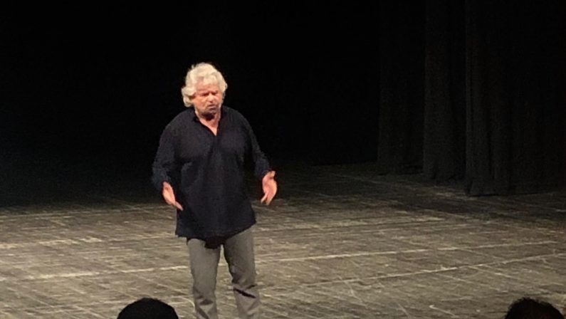 La frase shock di Beppe Grillo nei teatri calabresi«Niente reddito di cittadinanza? O mafiosi o in nero» 