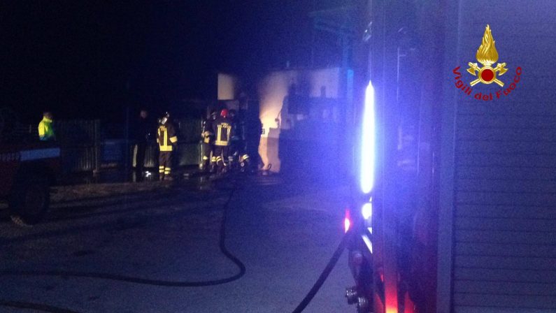 Incendio nei locali caldaia di una ditta di cateringTrovato un cadavere carbonizzato nel Crotonese