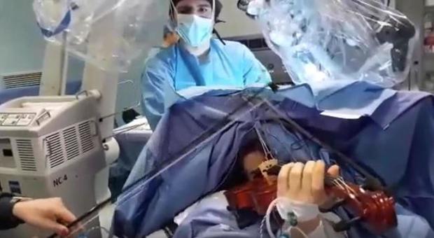 Taranto, incredibile ma vero in sala operatoria: 23enne operata mentre suona il violino