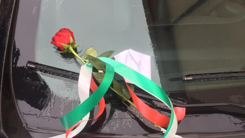 Carabiniere ucciso a Foggia, rosa e biglietto a ViboSu una gazzella il messaggio solidale: «Onore a voi»