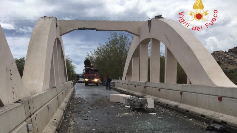 Carico di un camion impatta su trave di un ponte  Danni ingenti, statale 106 chiusa nel Catanzarese