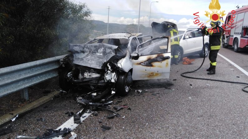 Incidente stradale sulla Statale 106 Jonica, tre feritiCoinvolte tre auto, una ha anche preso fuoco
