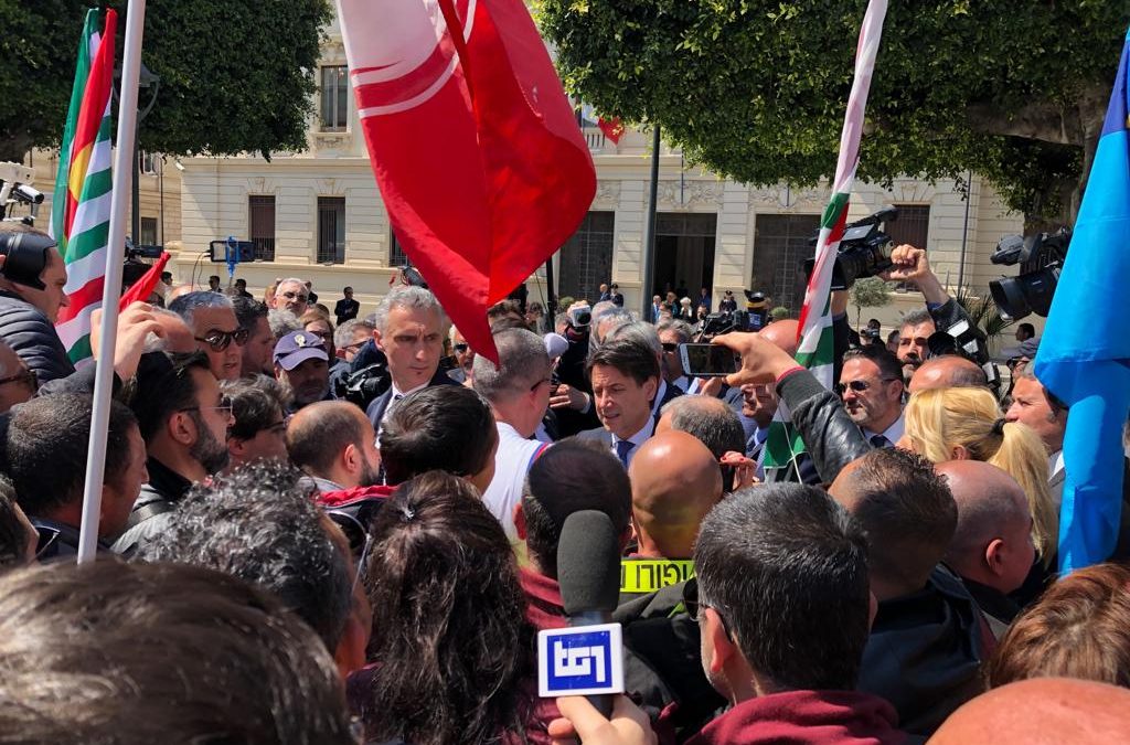 VIDEO – Il premier Conte a Reggio Calabria incontra in piazza precari e sindacalisti