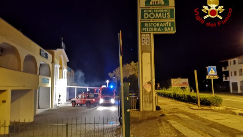 Incendio nella notte in un albergo del CosentinoDanni alla struttura, indagini sulle cause del rogo