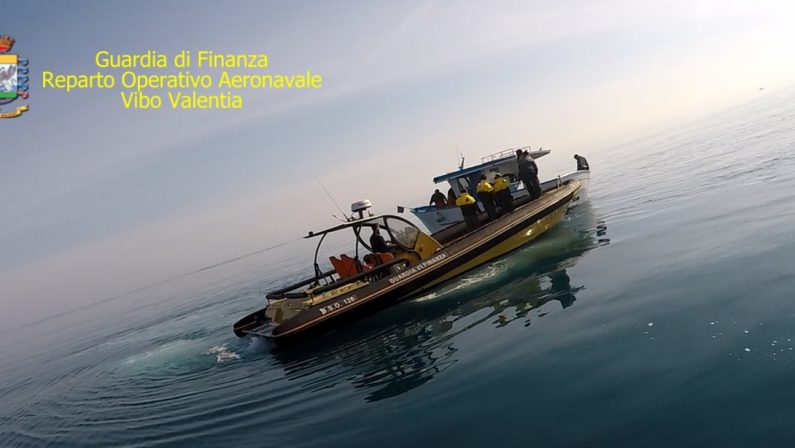 Sorpresi a pescare illegalmente nel mare di CrotoneTre arresti per la reazione contro la guardia di finanza