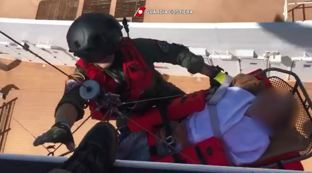 VIDEO - I soccorsi in elicottero a due passeggeri di una nave da crociera al largo di Capo Spartivento