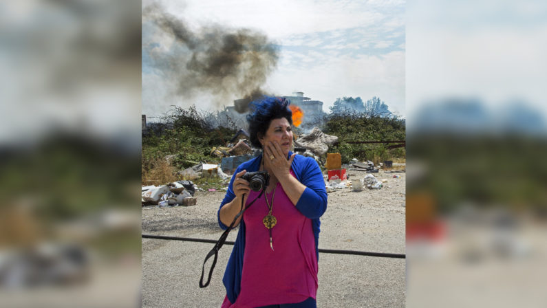 Napoli, Marisa Laurito alla mostra sulla Terra dei Fuochi«I rifiuti? Sono business e corruzione»