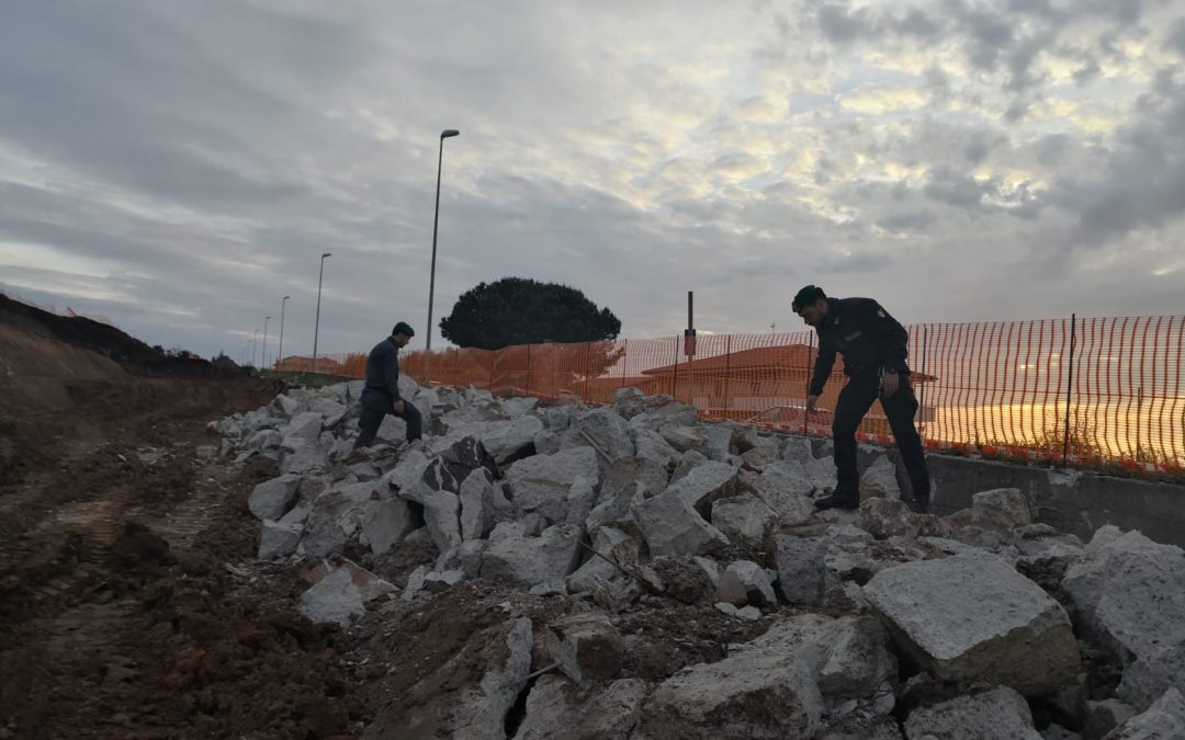 Parte del materiale di risulta scoperto sul cantiere del nuovo ospedale