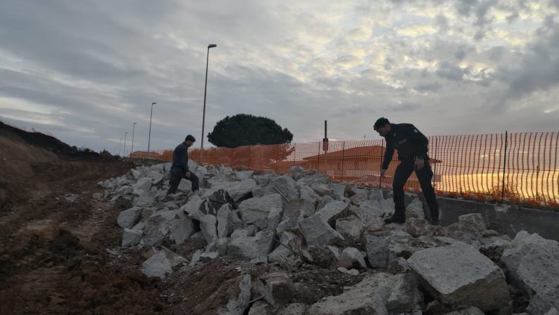 Nuovo ospedale, dai rifiuti ai reperti archeologici
A Vibo otto avvisi di garanzia, c'è anche Pallaria