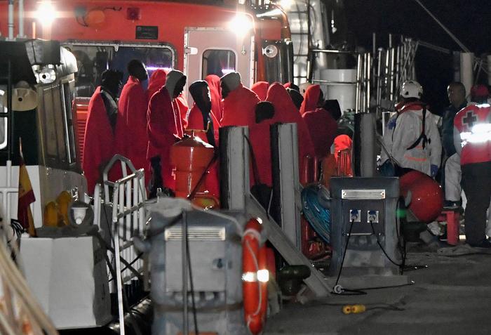 Riprendono gli sbarchi di immigrati in CalabriaGiunti a Crotone 64 migranti, 18 sono minori