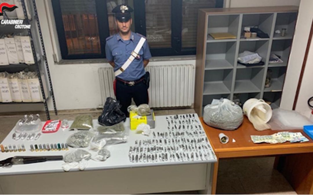 L'arma, le munizioni e la droga sequestrate dai carabinieri