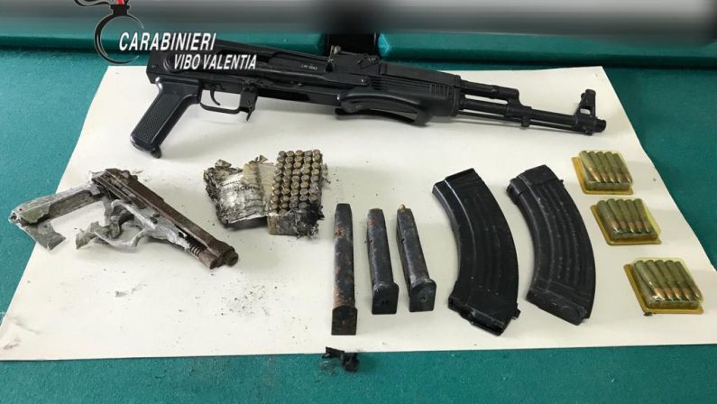 Scoperti fucile mitragliatore e munizioni nel ViboneseLe armi erano nel frigorifero, denunciato un uomo