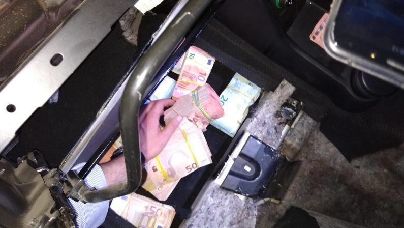 Oltre un milione di euro nascosto in varie parti dell'autoDenunciato per ricettazione un 44enne, denaro sequestrato