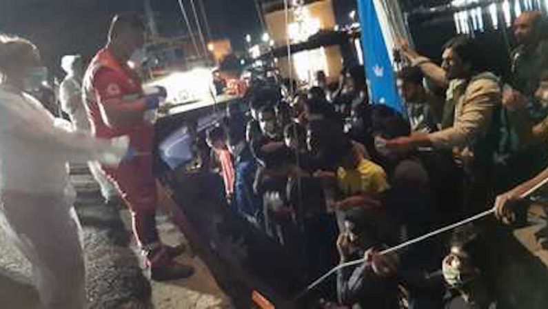 Il maltempo non ferma gli sbarchi, 56 migranti soccorsi in mare a Crotone