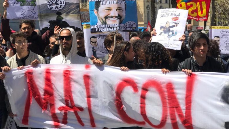 FOTO - La protesta anti Salvini a Catanzaro tra striscioni e fischi