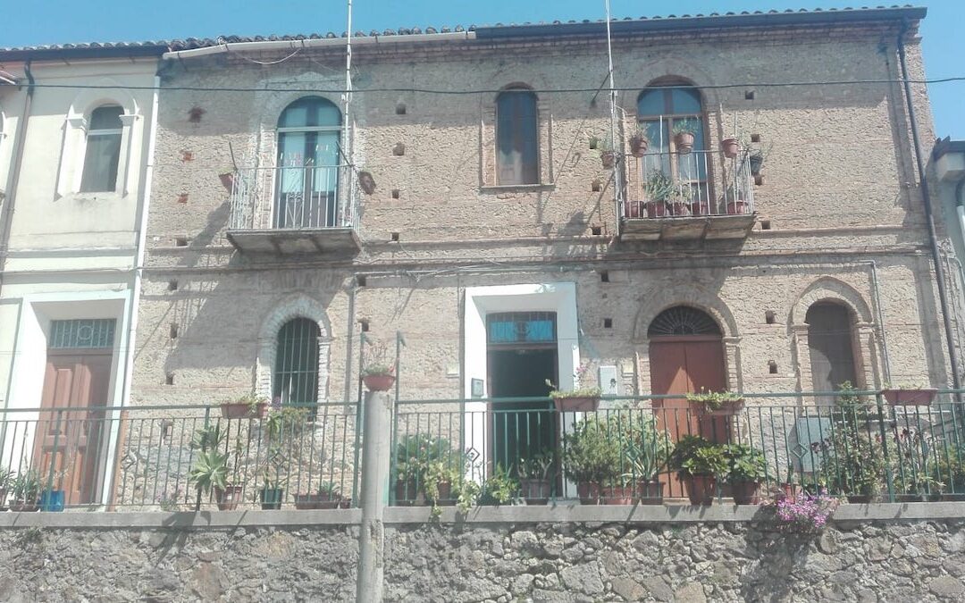 Crolla un soffitto nel centro di Maierato, ferito un anziano