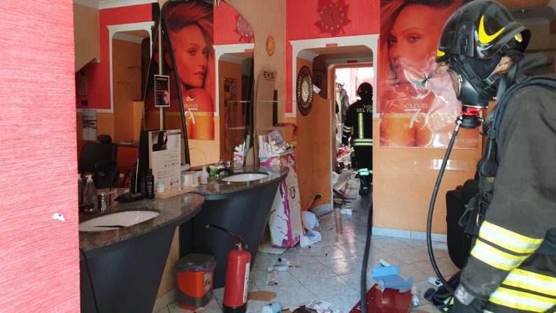 Esplosione a Paravati, gravemente ferito un uomo
L'operaio stava facendo dei lavori in un'attività di parrucchiere