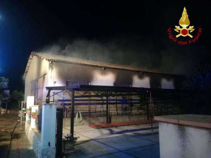 In fiamme un capannone adibito a deposito di scarpeIncendio domato ma l'aria è stata irrespirabile per ore