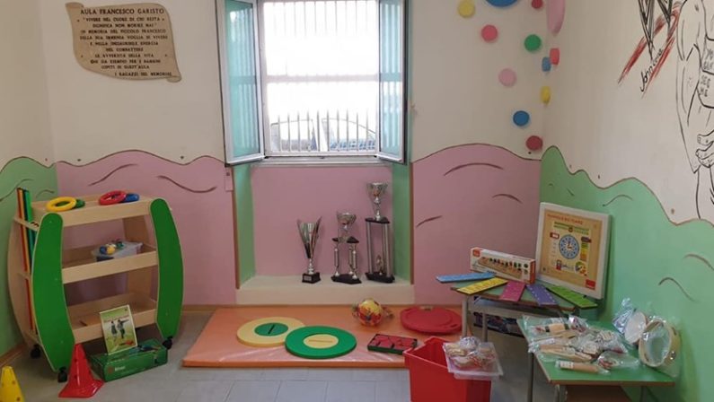 Un'aula arcobaleno per la scuola primaria di ZungriAttrezzata per i bimbi che hanno bisogno di maggiore assistenza