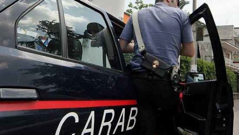 Tentano di liberarsi della droga dall'auto in fugaArrestate ai domicliari due persone nel Crotonese