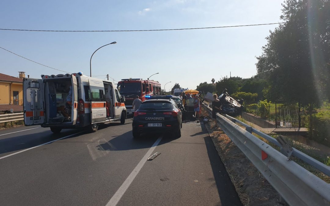 FOTO – Le immagini del grave incidente avvenuto sulla statale 106 nel Catanzarese: 5 feriti tra cui 2 bambini