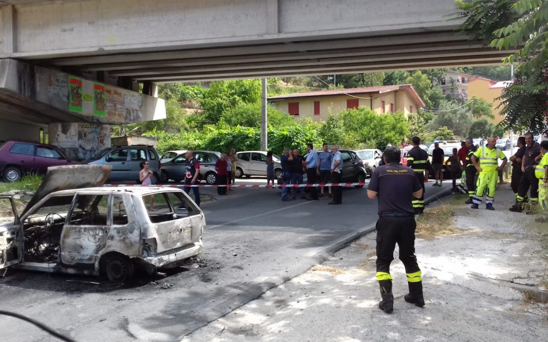 La statale chiusa e l'autovettura data alle fiamme