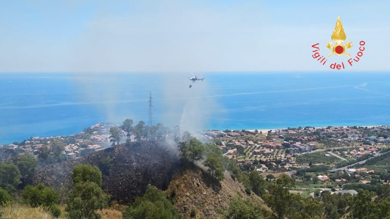 Incendi, giornata intensa in provincia di CatanzaroDue roghi hanno minacciato abitazioni e stalle