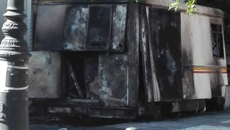 Incendio distrugge furgone per la vendita di alimentiIndagini della polizia a Vibo, danni ingenti  