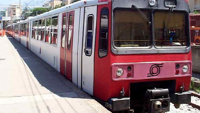 Baiano, treno deraglia in stazione