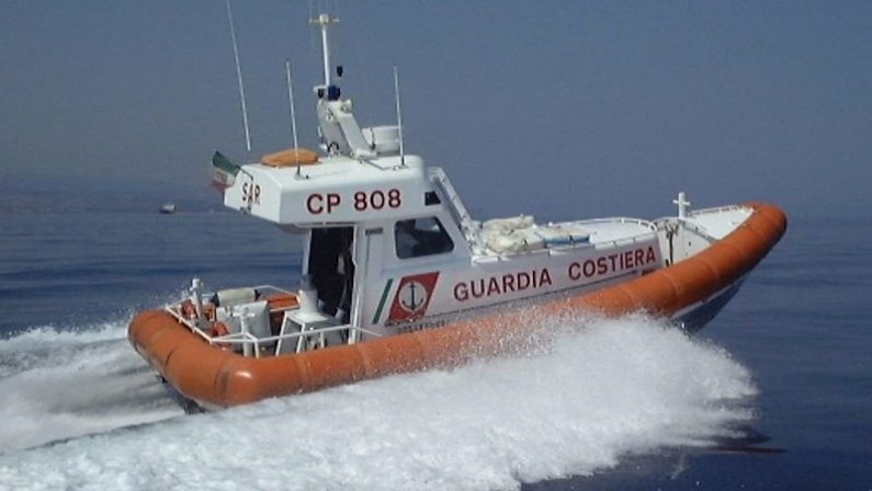 Barca rischia di affondare nel golfo di Sant'EufemiaLa guardia costiera salva le due persone a bordo