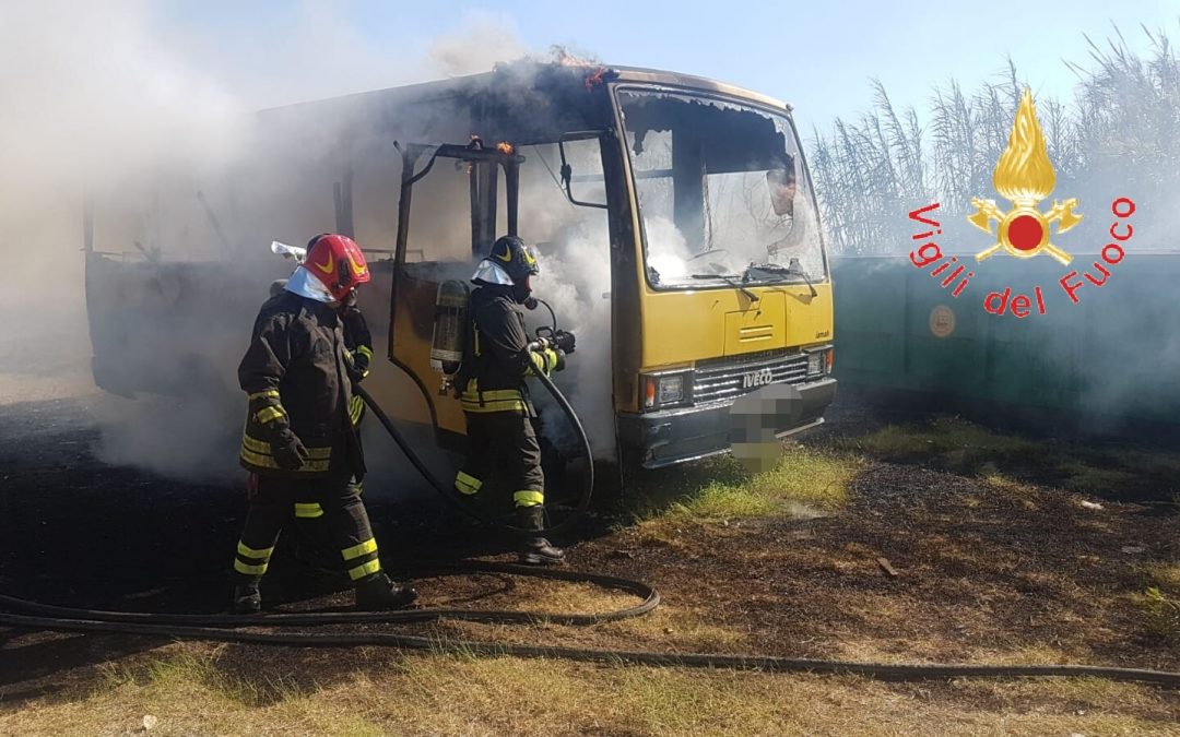 Uno degli scuolabus distrutti