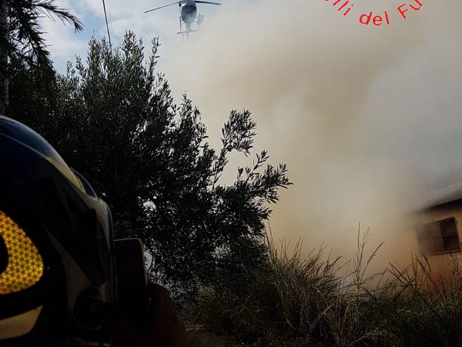 L'incendio vicino le abitazioni