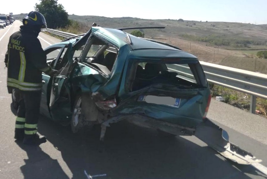 Incidente sulla statale 106 a Crotone, due persone ferite e traffico bloccato