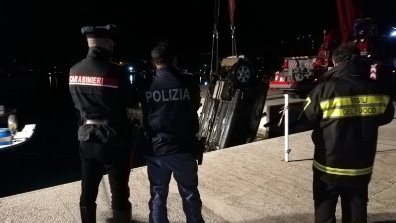 Villa San Giovanni: cade con l'auto in mare, un agente di polizia si tuffa e lo salva