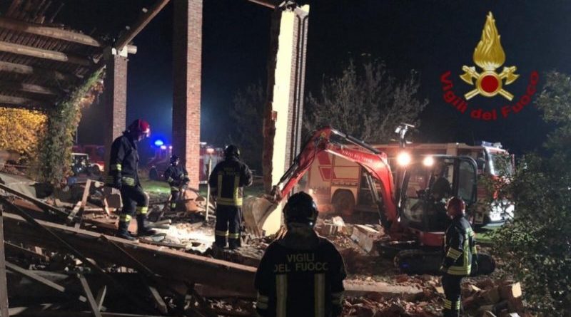 Tre vigili del fuoco morti per l'esplosione dolosa di una cascina in Piemonte, uno è calabrese