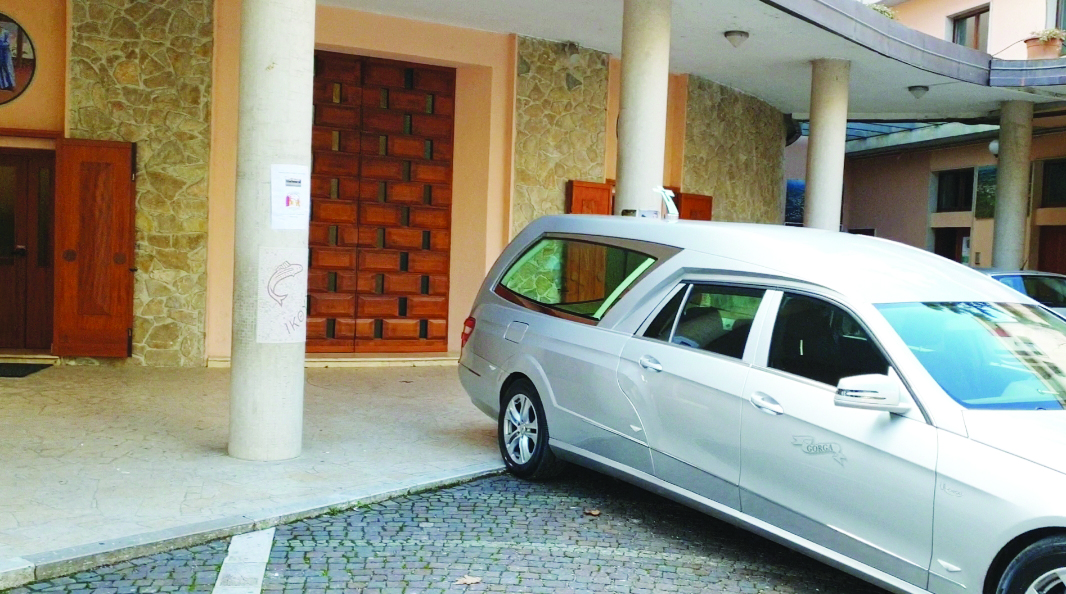 Il carro funebre in attesa dell’uscita del feretro dalla chiesa di Sant’Anna e San Gioacchino