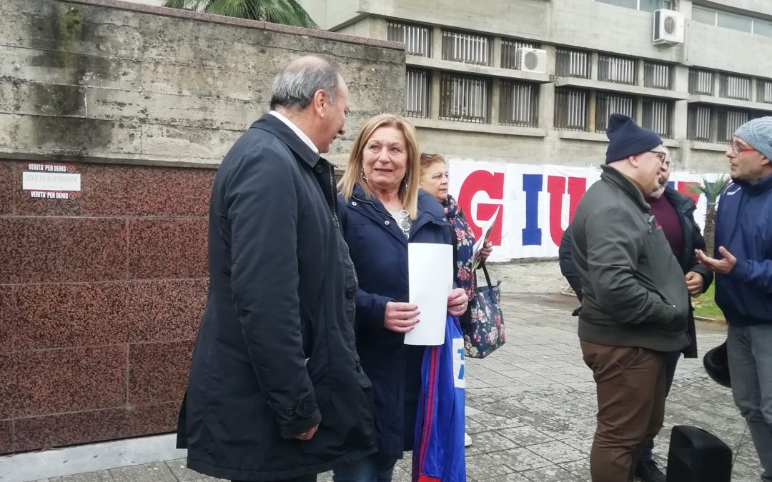 Donata Bergamini, sorella del calciatore del Cosenza, oggi davanti al tribunale insieme al sindaco di Castrovillari Domenico Lo Polito