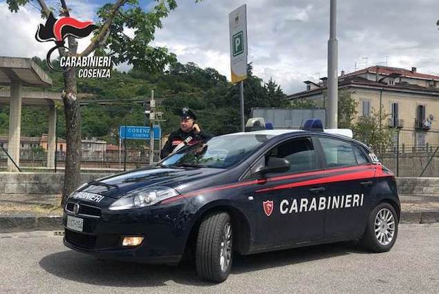 Prima aggrediscono una coppia e poi i carabinieri, arrestati due fratelli a Cosenza