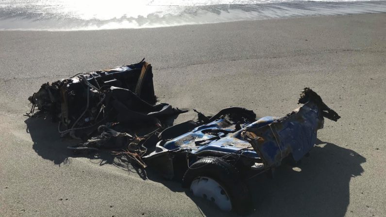 Maltempo, nel Lametino il mare restituisce la carcassa di un'auto