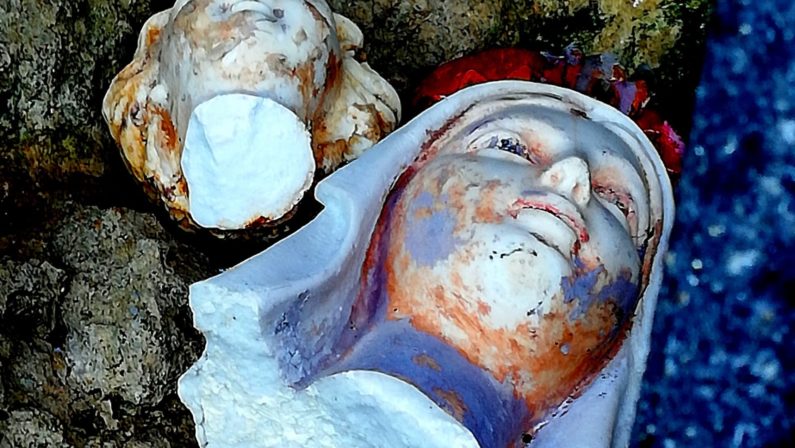 Decapitate le statue della "Madonnina del mare" e del Bambino nel Vibonese